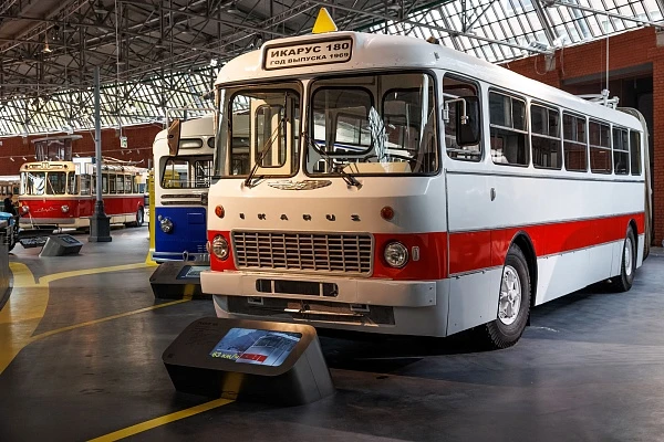 Ikarus 180